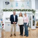 Osuna visita una nueva tienda de ropa infantil y juvenil en el centro de Mrida