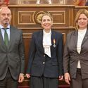 La presidenta de la Junta recibe la Medalla de Honor Cruz de la Dignidad de la AVT