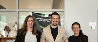 Las Romanas Bike presentan su proyecto de ciclismo femenino solidario a Santi Amaro