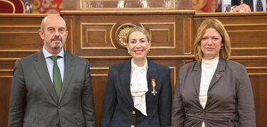 La presidenta de la Junta recibe la Medalla de Honor Cruz de la Dignidad de la AVT