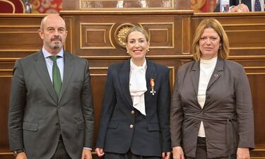La presidenta de la Junta recibe la Medalla de Honor 'Cruz de la Dignidad' de la AVT