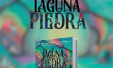 Mari Carmen Sánchez-Moreno anima a los niños a resolver pruebas en 'La Laguna de Piedra'