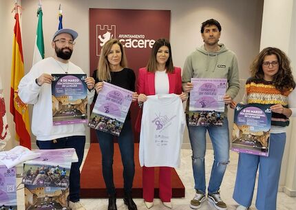 Cceres conmemora el 8M bajo el lema Para llegar lejos caminemos en Igualdad