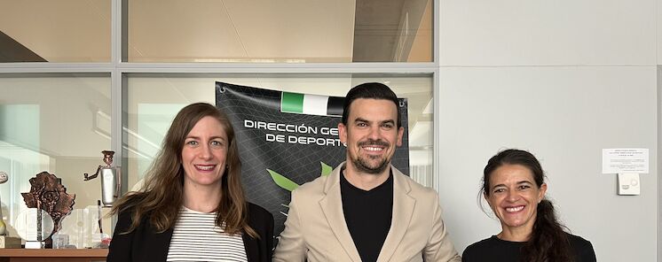 Las Romanas Bike presentan su proyecto de ciclismo femenino solidario a Santi Amaro